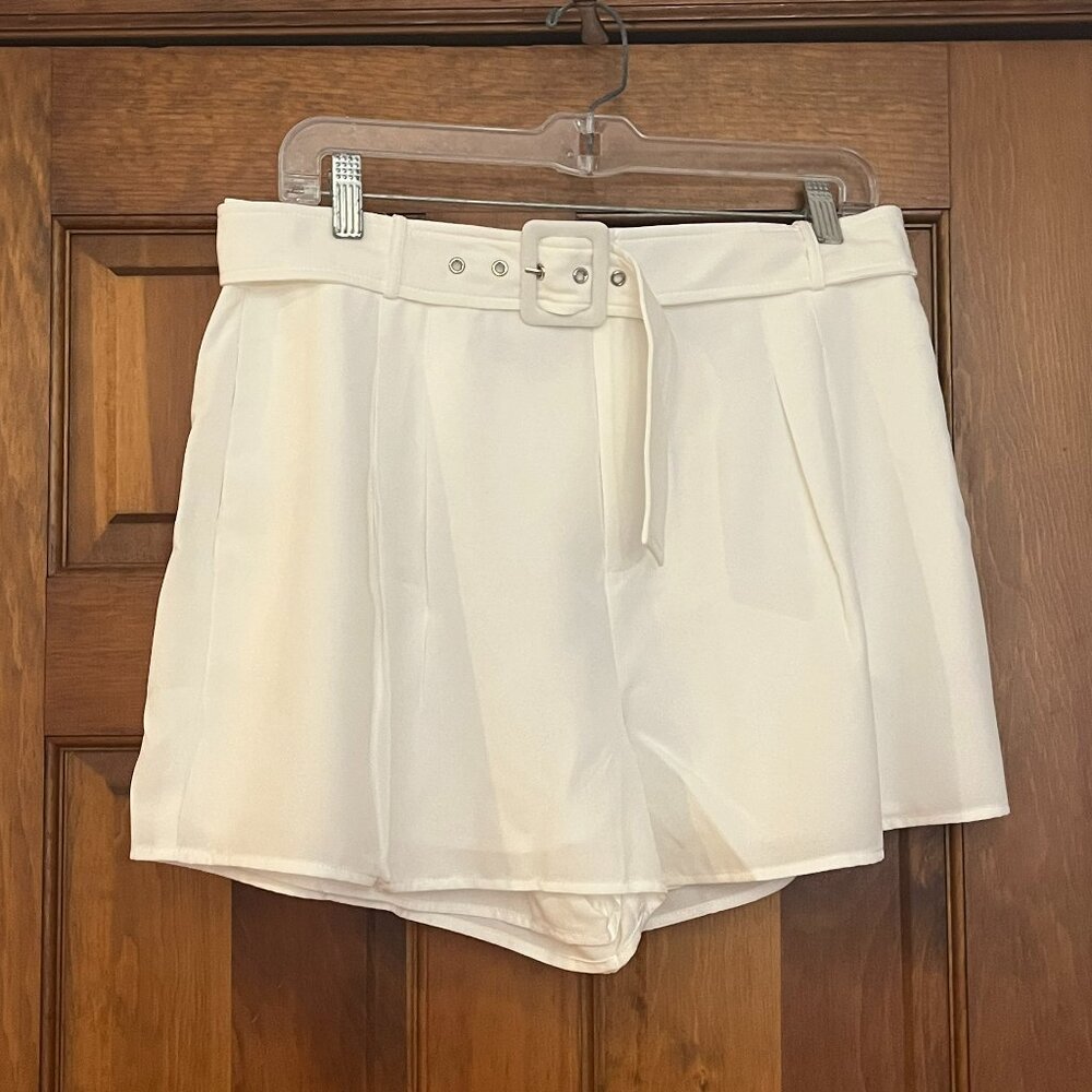 Ivory Lulus shorts Size XL but fits like 8/10